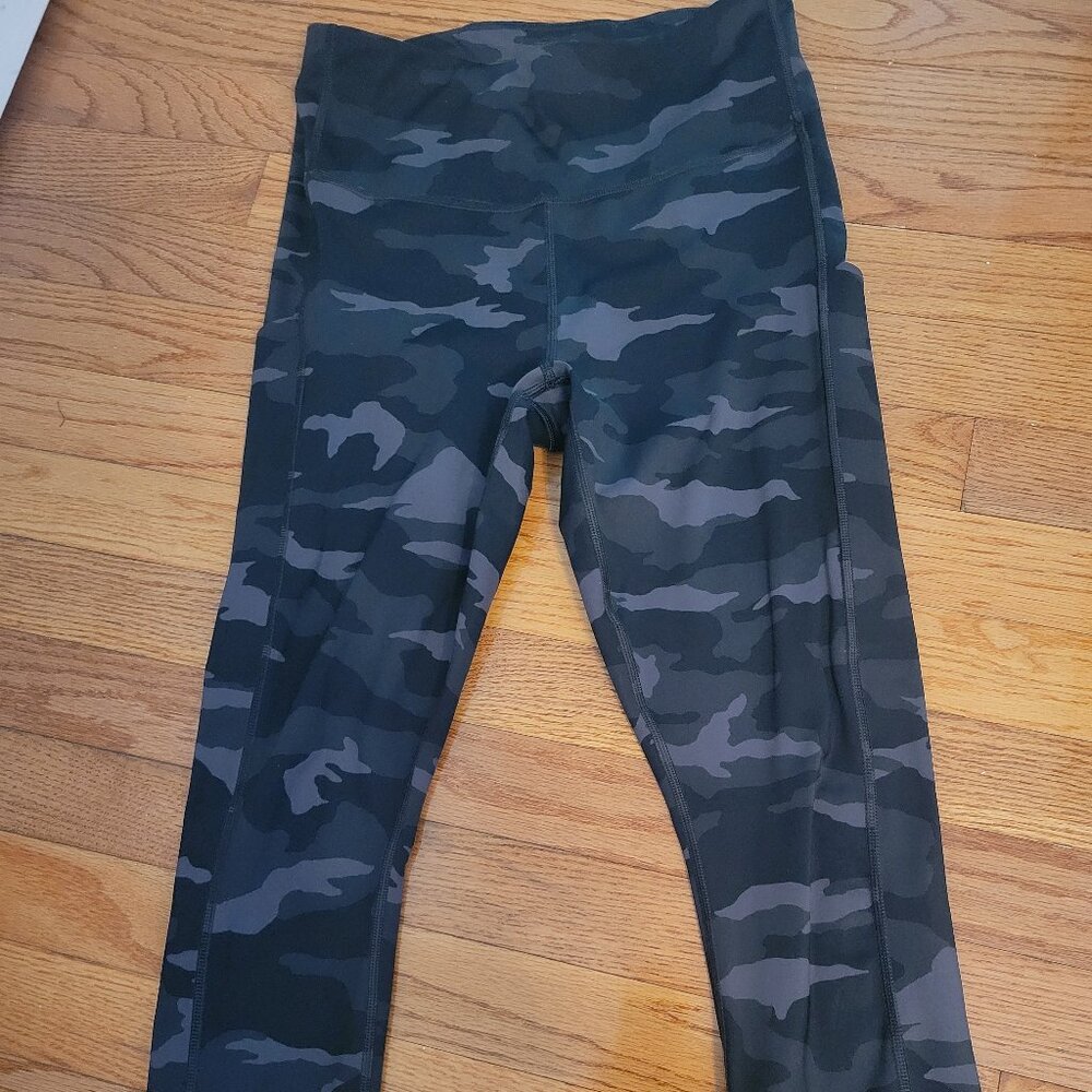 Athleta Ultimate Stash Pocket Camo 7/8 Tight, Black Size Small